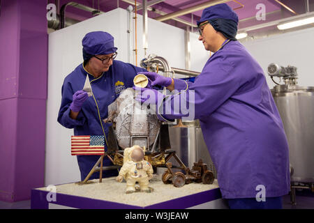 Cadbury World cioccolatieri Alba Jenks e Donna Oluban aggiungere il tocco finale per il loro cioccolato ricreazione dell'Apollo 11 atterraggio sulla luna a Cadbury World in Birmingham, per contrassegnare 50 anni al giorno dato che la missione di noi per portare gli uomini sulla Luna sollevata. Foto Stock