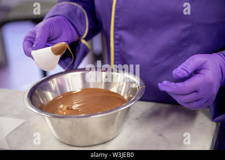 Cadbury World chocolatier Donna Oluban aggiunge il tocco finale per il cioccolato ricreazione dell'Apollo 11 atterraggio sulla luna a Cadbury World in Birmingham, 50 anni al giorno dato che la missione di noi per portare gli uomini sulla Luna sollevata. Foto Stock