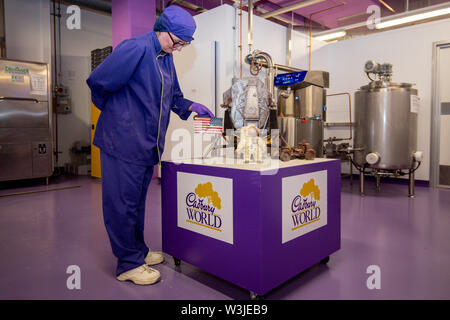 Cadbury World chocolatier Alba Jenks aggiunge il tocco finale per il cioccolato ricreazione dell'Apollo 11 atterraggio sulla luna a Cadbury World in Birmingham, per contrassegnare 50 anni al giorno dato che la missione di noi per portare gli uomini sulla Luna sollevata. Foto Stock