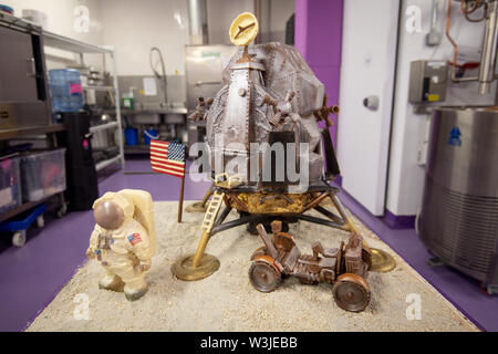 Un cioccolato ricreazione dell'Apollo 11 atterraggio sulla luna a Cadbury World in Birmingham, per contrassegnare 50 anni al giorno dato che la missione di noi per portare gli uomini sulla Luna sollevata. Foto Stock