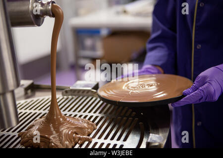 Cadbury World chocolatier Alba Jenks aggiunge il tocco finale per il cioccolato ricreazione dell'Apollo 11 atterraggio sulla luna a Cadbury World in Birmingham, 50 anni al giorno dato che la missione di noi per portare gli uomini sulla Luna sollevata. Foto Stock