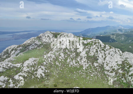 Montagna Di Velebit paesaggio fotografato da Ždrilski kuk, Croazia Foto Stock