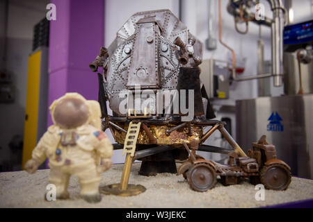 Un cioccolato ricreazione dell'Apollo 11 atterraggio sulla luna a Cadbury World in Birmingham per contrassegnare 50 anni al giorno dato che la missione di noi per portare gli uomini sulla Luna sollevata. Foto Stock