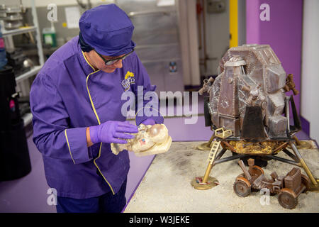 Cadbury World chocolatier Donna Oluban aggiunge il tocco finale per il cioccolato ricreazione dell'Apollo 11 atterraggio sulla luna a Cadbury World in Birmingham, 50 anni al giorno dato che la missione di noi per portare gli uomini sulla Luna sollevata. Foto Stock