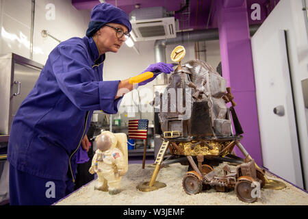 Cadbury World chocolatier Alba Jenks aggiunge il tocco finale per il cioccolato ricreazione dell'Apollo 11 atterraggio sulla luna a Cadbury World in Birmingham, per contrassegnare 50 anni al giorno dato che la missione di noi per portare gli uomini sulla Luna sollevata. Foto Stock