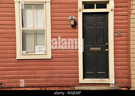 Case colorate tradizionale e dipinto nella parte anteriore sulla via pubblica con porte e finestre in Annapolis Maryland USA American Foto Stock