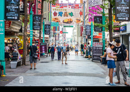 Taipei, Taiwan - 2 OTT 2017: locali taiwanesi people & i turisti erano attorno a piedi nella zona di Ximending, il famoso mercato di cibo per lo shopping in Taipei, Foto Stock