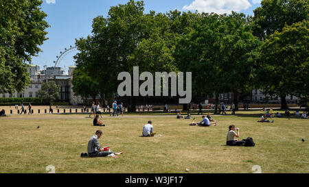Londra, Regno Unito. Il 16 luglio 2019. Regno Unito - Previsioni del tempo - le persone a rilassarsi sotto il sole in St James Park. Le temperature sono in aumento a 26C. Credito: Stephen Chung / Alamy Live News Foto Stock