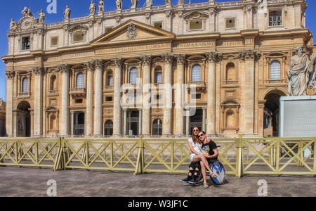 Ragazzo di disabili con la fidanzata davanti alla Basilica di San Pietro in Roma. Foto Stock