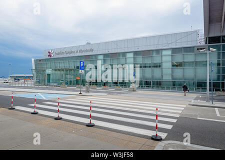 Varsavia, Polonia - Luglio 2019: Varsavia Aereoporto Chopin architettura. Chopin di Varsavia aeroporto è il più grande e aeroporto più trafficato della Polonia. Foto Stock