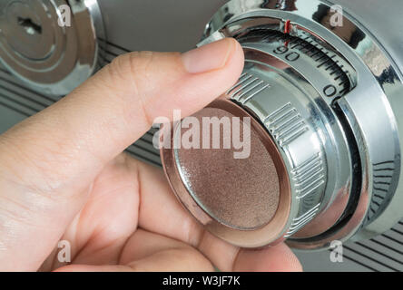 Stretta di mano umana ha aperto una cassaforte, concetto di immagine adatto per sicurezza e segretezza. Foto Stock