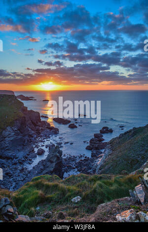 Robusto scena del tramonto sul promontorio e oceano sulla North Cornwall coast Foto Stock