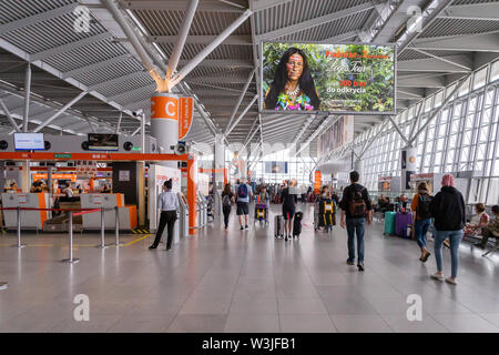 Varsavia, Polonia - Luglio 2019: Varsavia Aereoporto Chopin architettura. Chopin di Varsavia aeroporto è il più grande e aeroporto più trafficato della Polonia. Foto Stock