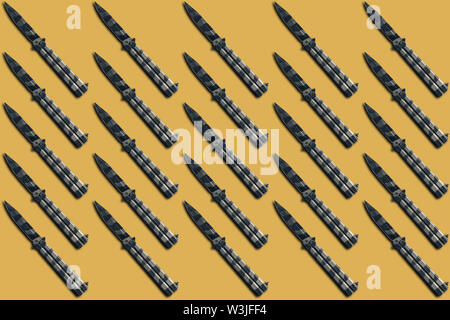 Acciaio coltello butterfly su sfondo giallo Foto Stock