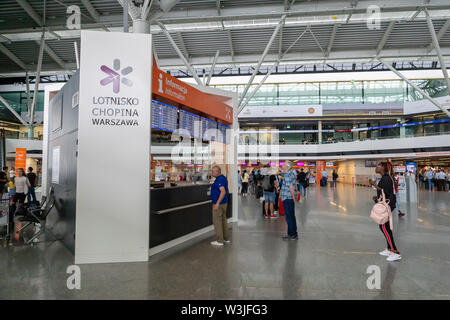 Varsavia, Polonia - Luglio 2019: Varsavia Aereoporto Chopin architettura. Chopin di Varsavia aeroporto è il più grande e aeroporto più trafficato della Polonia. Foto Stock