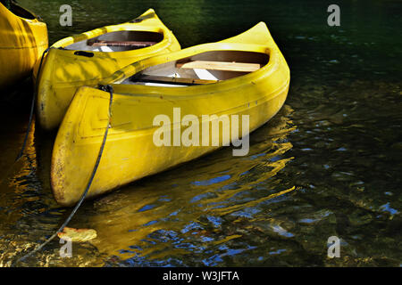 Il kayak sulle tranquille acque calme/ kayak da giallo a verde bello fiume/ immagine concettuale di sport e ricreazione - Immagine Foto Stock