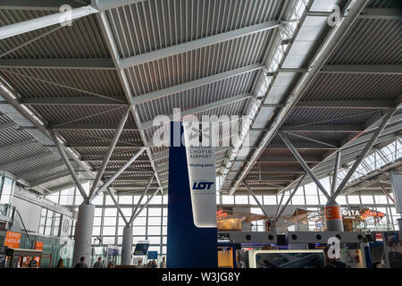 Varsavia, Polonia - Luglio 2019: Varsavia Aereoporto Chopin architettura. Chopin di Varsavia aeroporto è il più grande e aeroporto più trafficato della Polonia. Foto Stock