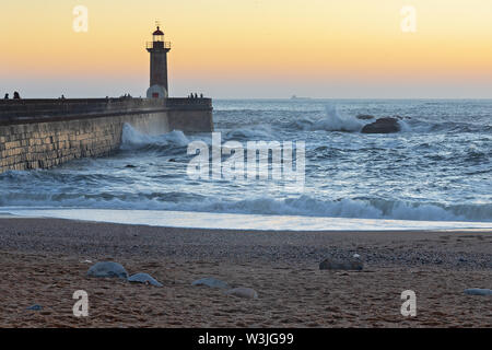 Tramonto al faro di Felgueiras a Porto, Portogallo Foto Stock