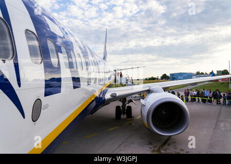 MEMMINGEN, Germania - 6 Luglio 2019: persone imbarco irlandese Ryanair compagnia aerea low-cost aereo Boeing 737 con sfondo con cielo nuvoloso su luglio 6, 2019 in Memmin Foto Stock