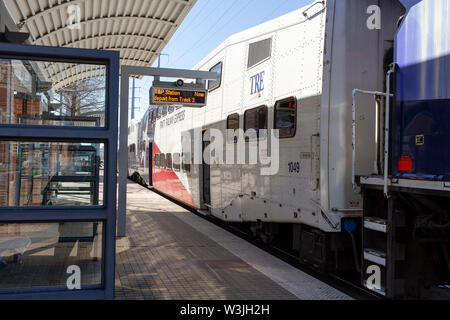 DALLAS, STATI UNITI D'America - 16 Marzo 2010: Trinity Railway Express train (TRE) presso la stazione di vittoria nella città di Dallas. Texas, Stati Uniti Foto Stock