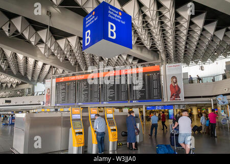 Francoforte, Germania - Luglio 2019: l'aeroporto di Francoforte architettura nel terminale con informazioni di volo. L'aeroporto di Frankfurt am Main è un grande aeroporto in UE Foto Stock
