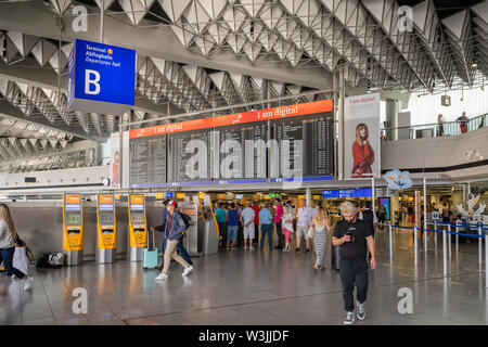 Francoforte, Germania - Luglio 2019: l'aeroporto di Francoforte architettura nel terminale con informazioni di volo. L'aeroporto di Frankfurt am Main è un grande aeroporto in UE Foto Stock