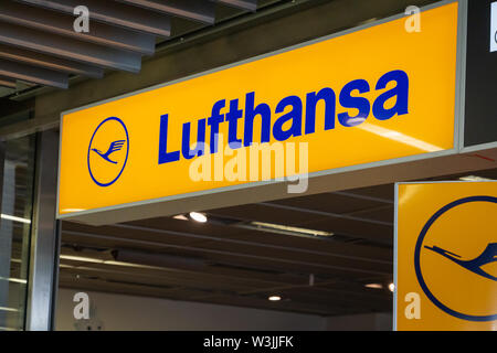 Francoforte, Germania - Luglio 2019: Lufthansa compagnia aerea al banco check-in nell'aeroporto internazionale di Francoforte. Lufthansa è la più grande compagnia aerea in UE Foto Stock