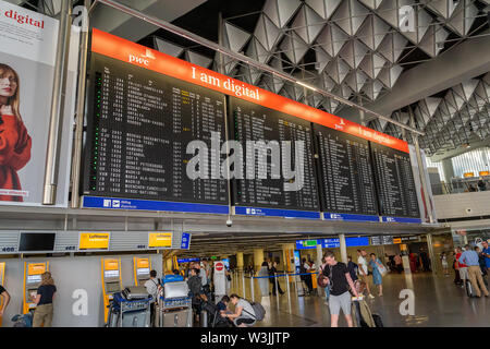 Francoforte, Germania - Luglio 2019: l'aeroporto di Francoforte architettura nel terminale con informazioni di volo. L'aeroporto di Frankfurt am Main è un grande aeroporto in UE Foto Stock