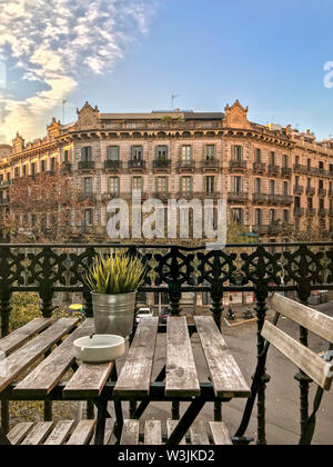 Vista da un balcone con tavolo e sedie da un edificio a Barcellona Foto Stock