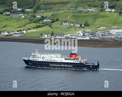 Caledonian MacBrayne traghetto per auto MV Ebridi in partenza da Uig sull'Isola di Skye in Scozia Foto Stock