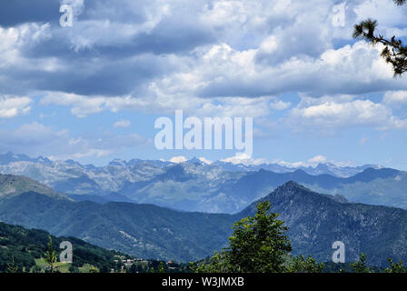 Colle del Lys, Piemonte, Italia. Luglio 2019. Vista panoramica dal belvedere di montagne circostanti. Foto Stock