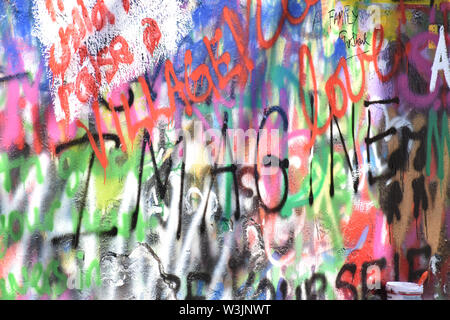 Muro di John Lennon - Praga. Il popolo del tributo di amore, di pace, di compassione e di Beatles. Foto Stock