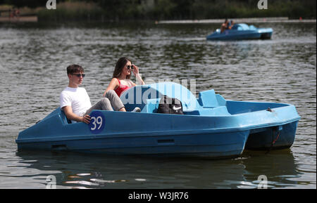 I visitatori viaggiano lungo la serpentina su pedalò nell'Hyde Park di Londra, come più caldo è dovuta a colpire il Regno Unito questa settimana. Foto Stock