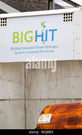 Il colpo grande progetto che utilizza fonti di energia rinnovabili da una turbina eolica e tidal turbine per la produzione di idrogeno. Così come l'alimentazione di una flotta di veicoli th Foto Stock