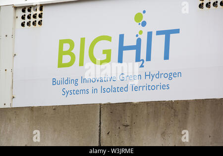 Il colpo grande progetto che utilizza fonti di energia rinnovabili da una turbina eolica e tidal turbine per la produzione di idrogeno. Così come l'alimentazione di una flotta di veicoli th Foto Stock