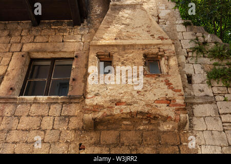 Camino e finestre in casa,Porec,l'Istria, Croazia Foto Stock