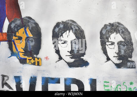 Muro di John Lennon - Praga. Il popolo del tributo di amore, di pace, di compassione e di Beatles. Foto Stock