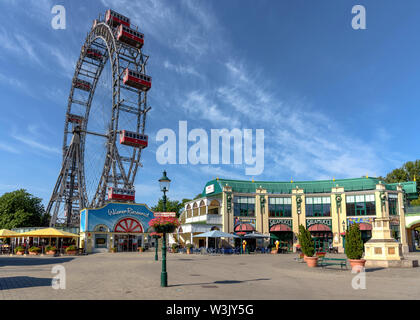 Il Wiener ruota panoramica Riesenrad come visto da Riesenradplatz a Vienna su una soleggiata giornata estiva Foto Stock