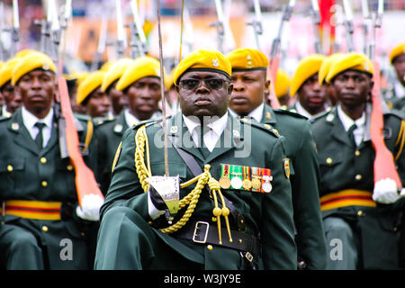 Harare, Zimbabwe - 24 Novembre 2017: Comandante 1 Guardia Presidenziale del battaglione di fanteria, tenente colonnello Sansone Murombo conduce il suo battaglione Foto Stock