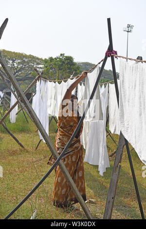 Donna indiana ancoraggio fuori servizio lavanderia a Dhobi khana lavanderia pubblica a Kochi (Cochin) Kerala, India Foto Stock