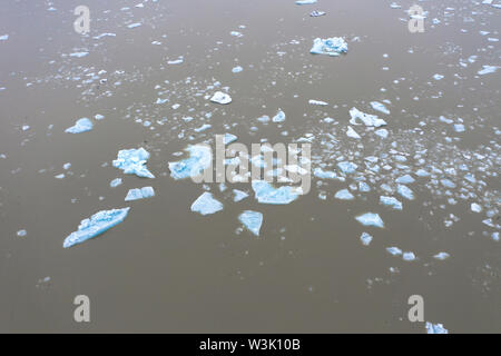 Antenna fuco vista di iceberg galleggianti. Fjallsarlon lago glaciale in Islanda. Il riscaldamento globale, lo scioglimento dei ghiacciai, cambiamento climatico concept Foto Stock