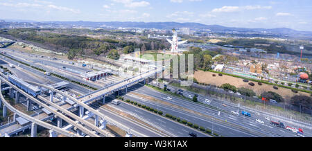 Osaka, Giappone - Marzo. 26, 2019: Veduta aerea della Torre del Sole, Taiyo No per, Expo '70 in Suita Expo commemorazione Park Bampaku strada circostante Foto Stock