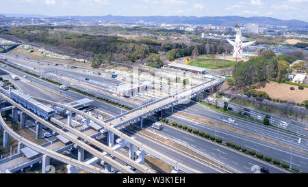 Osaka, Giappone - Marzo. 26, 2019: Veduta aerea della Torre del Sole, Taiyo No per, Expo '70 in Suita Expo commemorazione Park Bampaku strada circostante Foto Stock