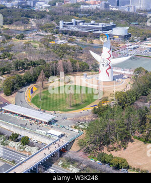 Osaka, Giappone - Marzo. 26, 2019: Veduta aerea della Torre del Sole, Taiyo No per, Expo '70 in Suita Expo commemorazione Park Bampaku strada circostante Foto Stock