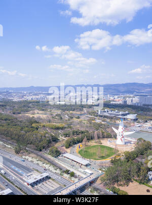 Osaka, Giappone - Marzo. 26, 2019: Veduta aerea della Torre del Sole, Taiyo No per, Expo '70 in Suita Expo commemorazione Park Bampaku strada circostante Foto Stock