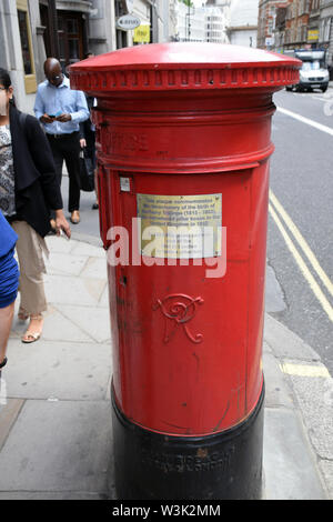 Vecchia scatola del montante che commemora la nascita di Anthony Trollope che ha introdotto il pilastro scatole teh UK nel 1852, Fleet Street London REGNO UNITO 2019 Foto Stock