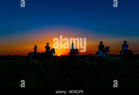 La Bulgaria Luglio 2019: Equitazione in montagna Saker cercando il Saka Falcon al tramonto uno dei più rapaci minacciati in Europa .Clifford Norton Alamy Foto Stock