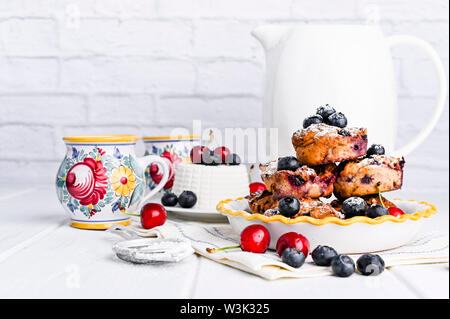 I dolci fatti in casa con ripieno di ricotta e frutti di bosco torta di formaggio per colazione. Il cibo italiano su uno sfondo bianco. Cottura sana e corretta nutrizione. Copia s Foto Stock