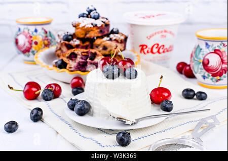 I dolci fatti in casa con ripieno di ricotta e frutti di bosco torta di formaggio per colazione. Il cibo italiano su uno sfondo bianco. Cottura sana e corretta nutrizione. Copia s Foto Stock