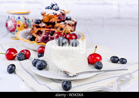I dolci fatti in casa con ripieno di ricotta e frutti di bosco torta di formaggio per colazione. Il cibo italiano su uno sfondo bianco. Cottura sana e corretta nutrizione. Copia s Foto Stock